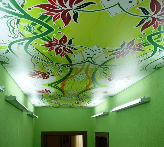 Потолок с рисунком в прихожей