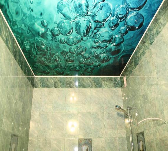 Потолок с рисунком в ванной