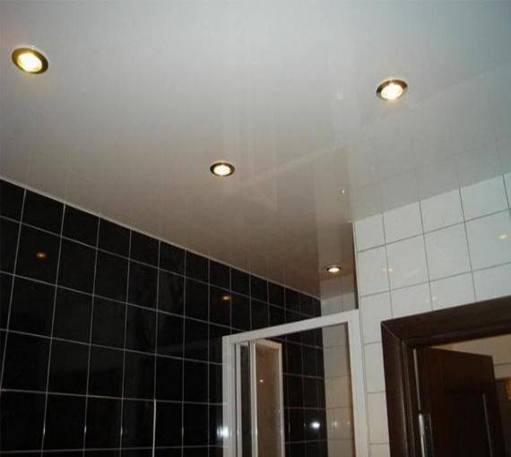 Глянцевый потолок в ванную 10м2